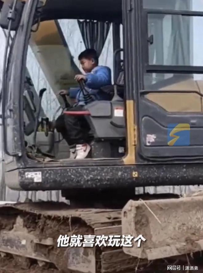 beat365官方网站江苏6岁男孩在自家蟹塘开挖掘机动作熟练宛如一个老师傅