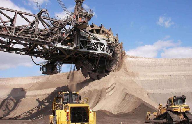 世界最大挖掘机其造价近一亿beat365平台重达一万吨能轻松挖穿一座大山